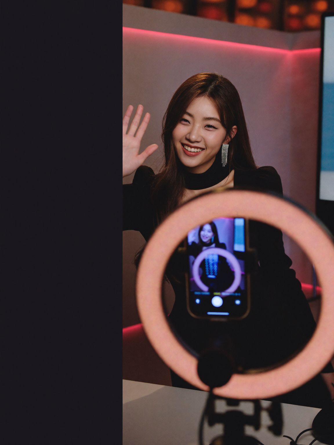 リングライトとスマートフォンに向かってライブ配信をするライバーのイメージ