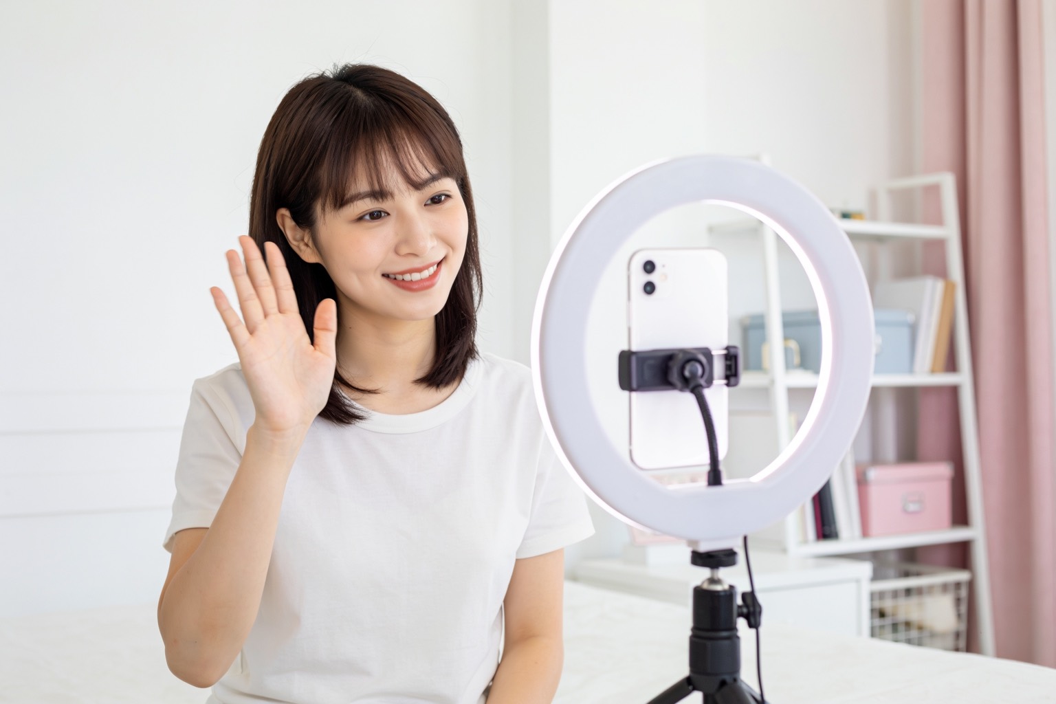 スマホで配信するライバーのイメージ